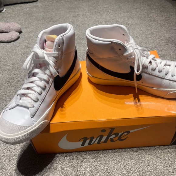 Nike Blazers woman's 7.5 6Y - Picture 2 of 3